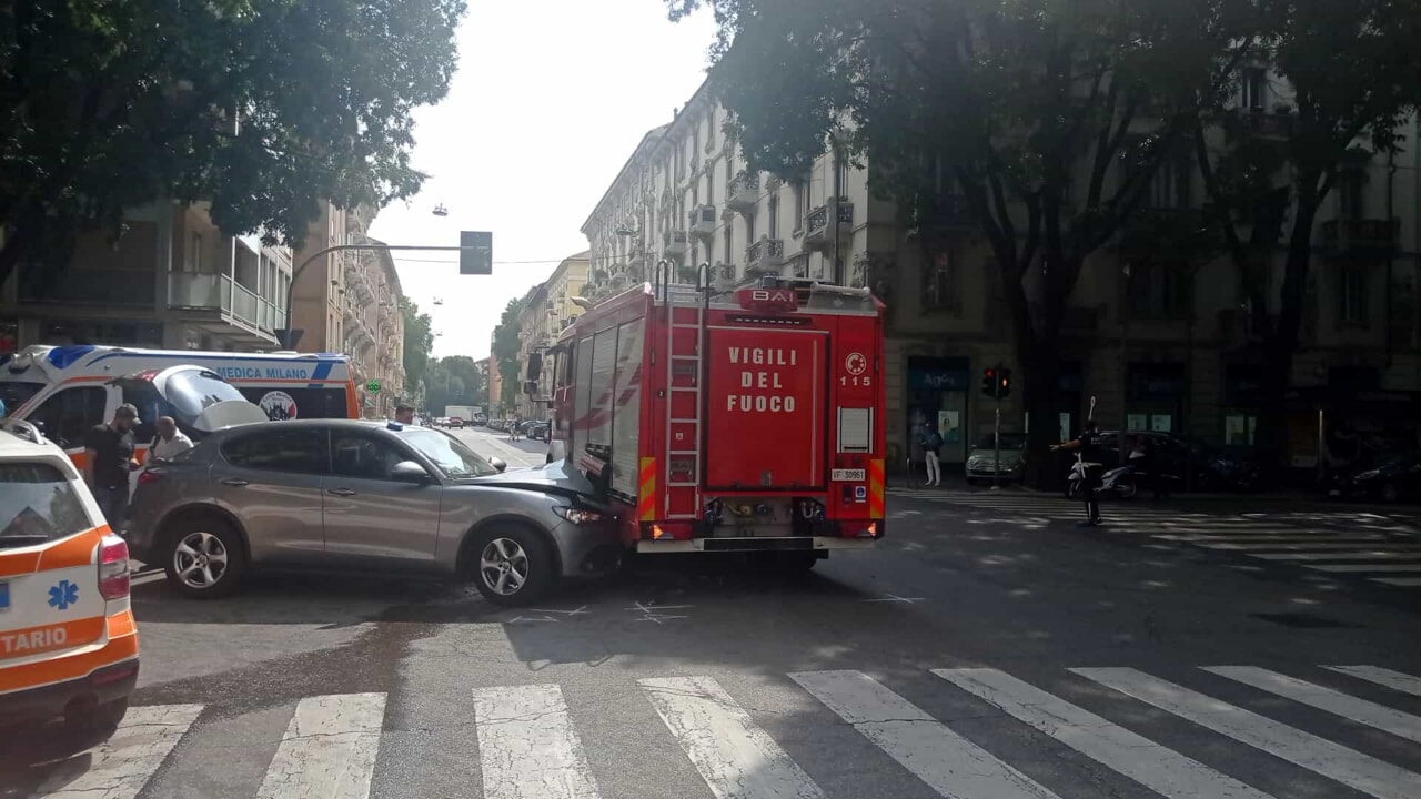 L'auto della scorta di Ignazio La Russa si schianta contro il camion dei pompieri: 3 i feriti