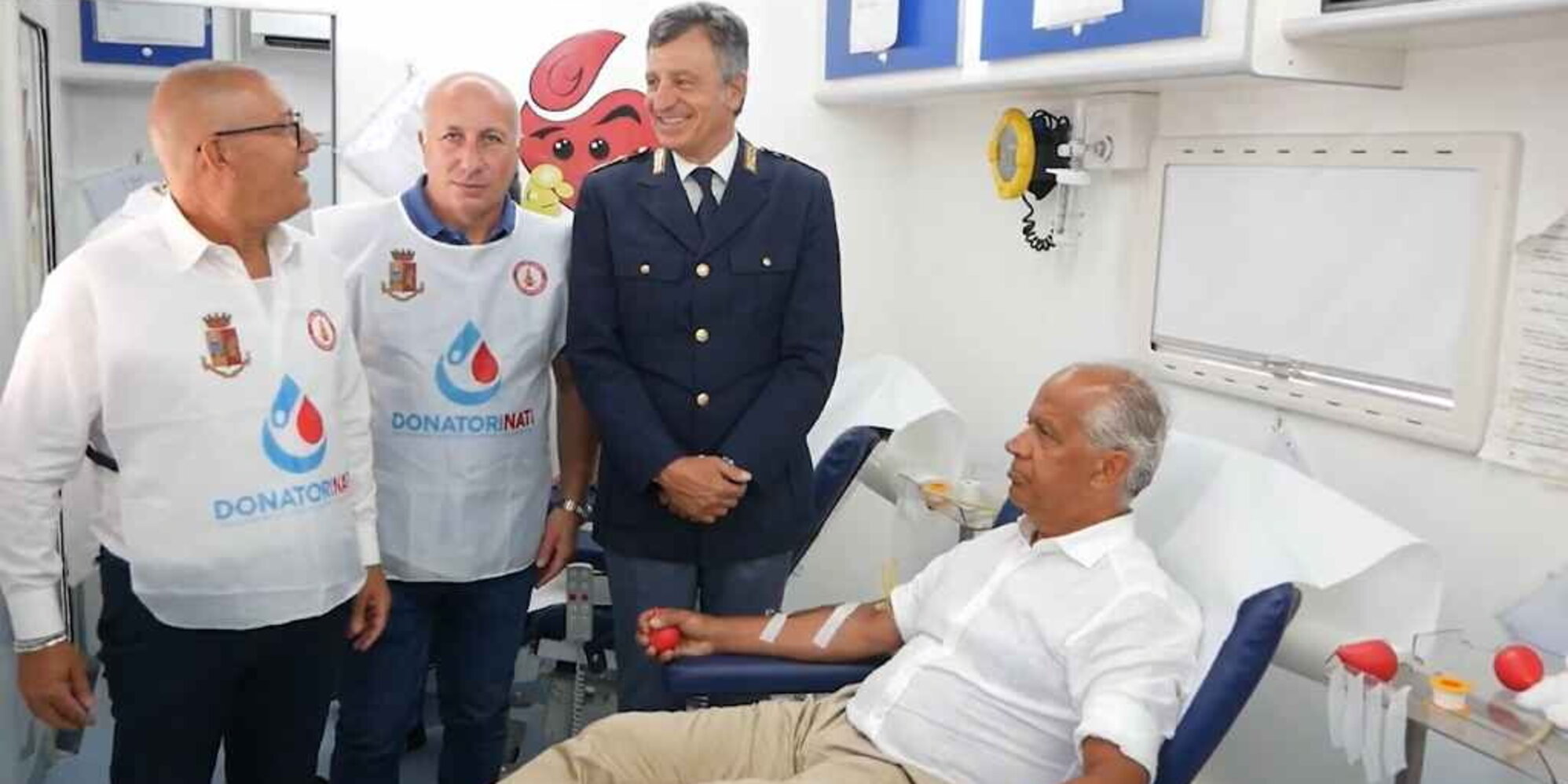 Sbarchi fuori controllo, Piantedosi cerca di rifarsi un'immagine donando sangue in favore di fotografo
