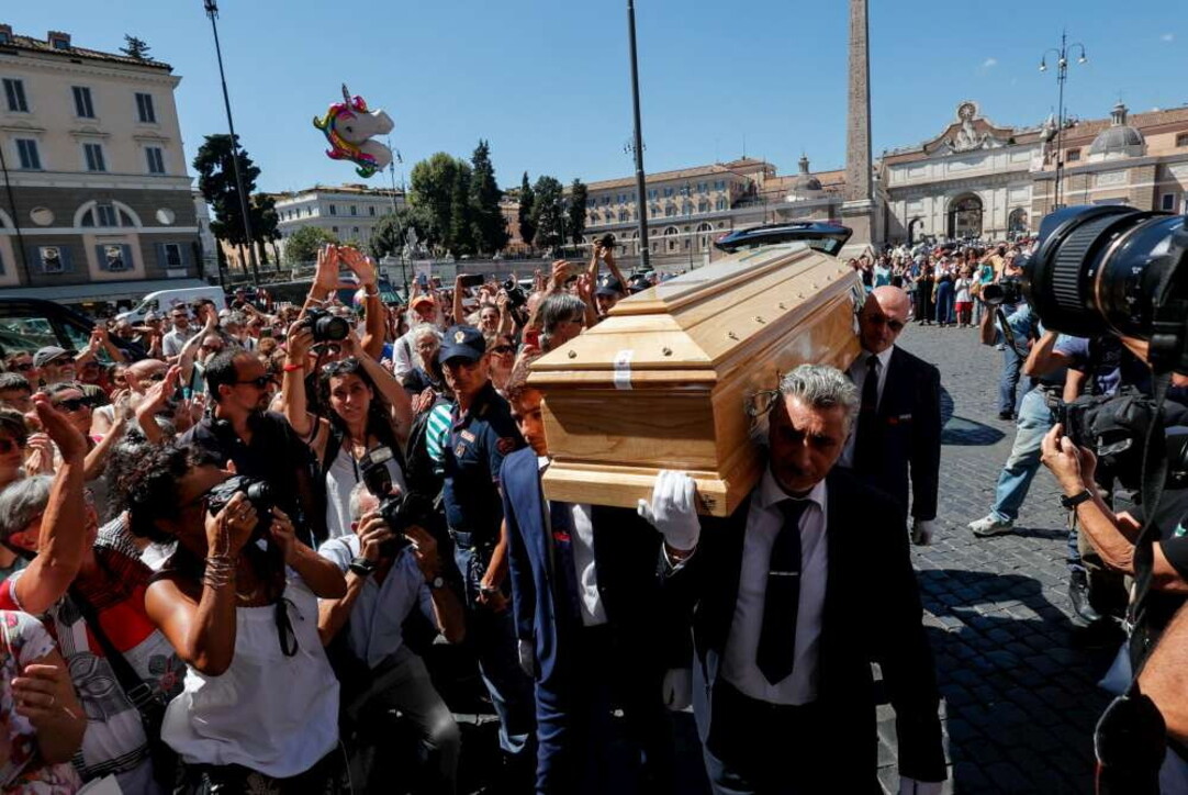 Michela Murgia: lacrime, applausi e 'Bella Ciao' ai suoi funerali