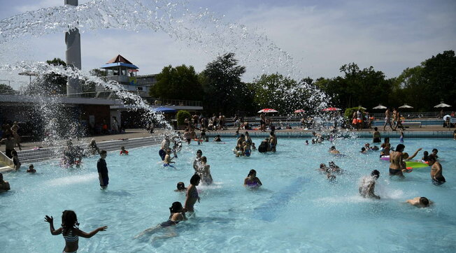 Capelli impigliati nel bocchettone della piscina: ragazzina in coma