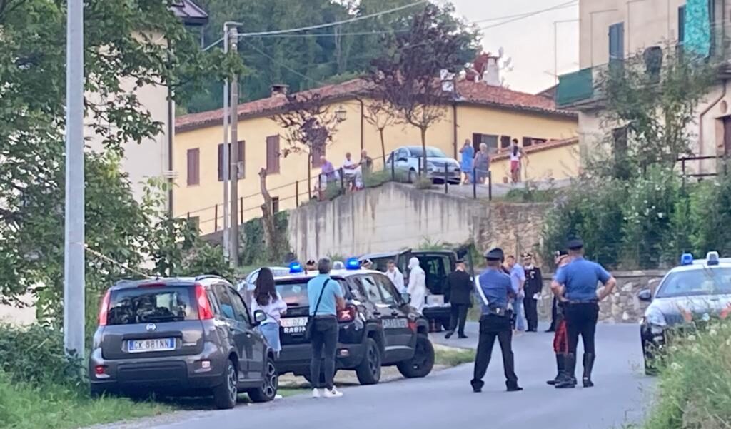 Uccide il padre e un amico a coltellate e fugge nei boschi: caccia all'assassino (che ha problemi psichici)