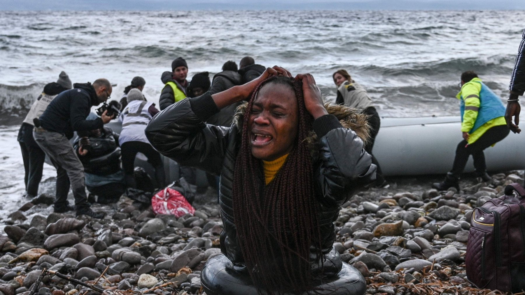 Migranti, una notte abbarbicati ad uno scoglio: l'estate dei migranti è sempre più tragica