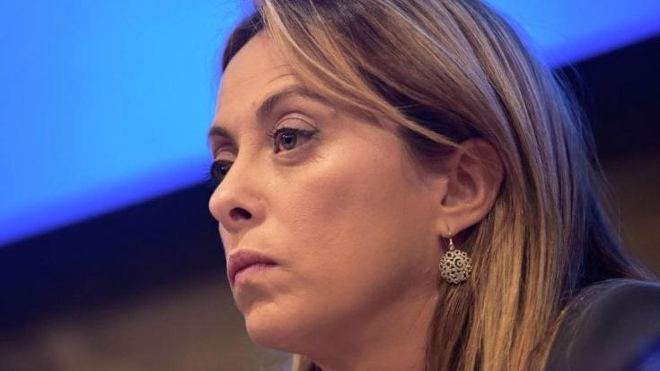 Giorgia Meloni replica seccata alle domande su Giambruno: "Sto molto bene..."