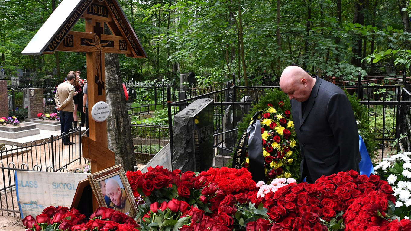 È stato il Cremlino a oscurare i funerali di Prigozhin: anche da morto il capo della Wagner preoccupa Putin