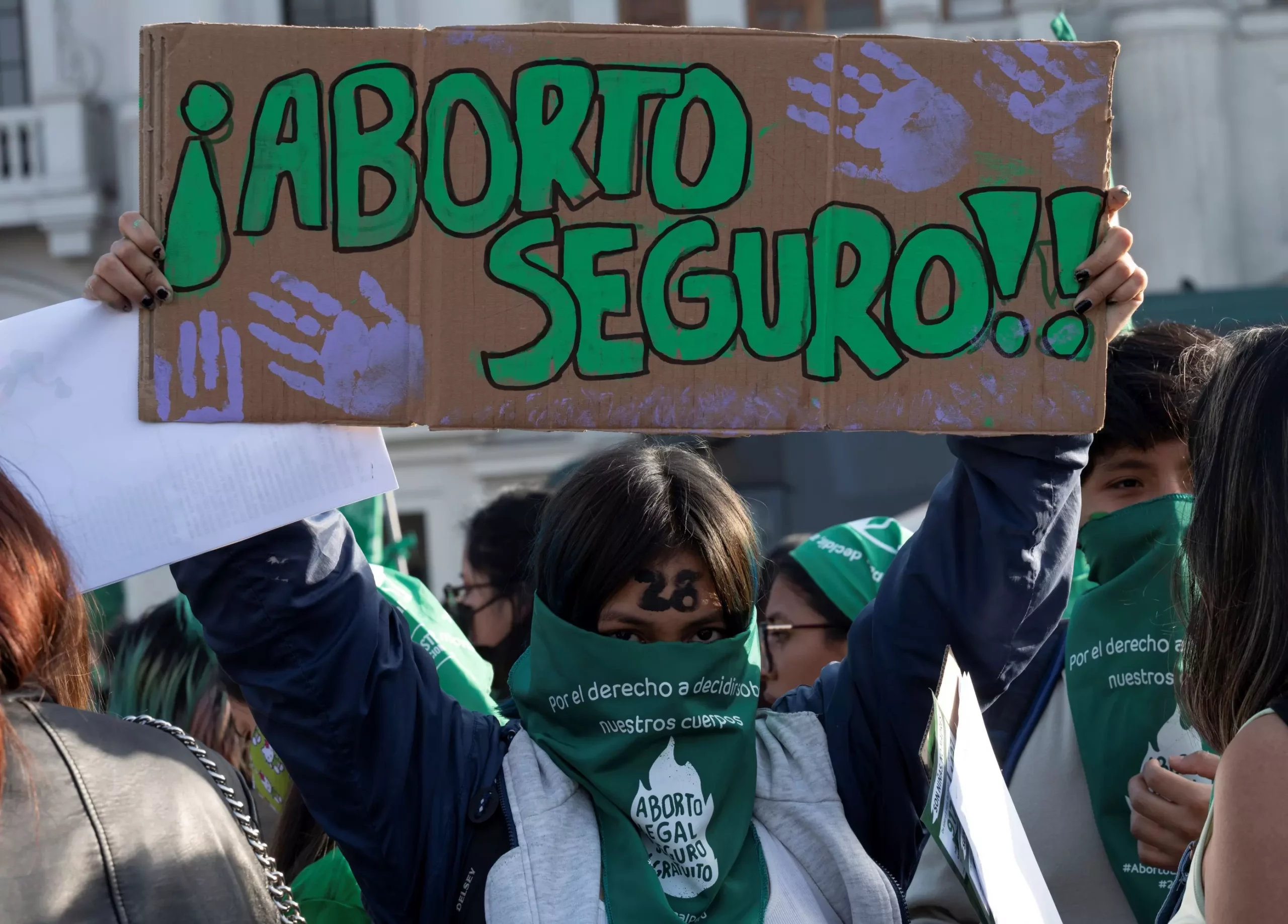 Ragazzina di 11 anni stuprata dal patrigno: le autorità danno l'ok per l'aborto ma i vescovi si oppongono