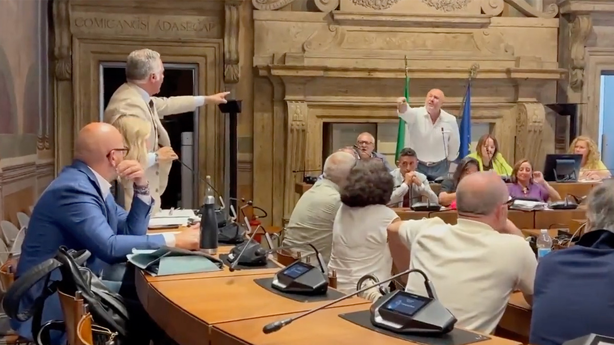 Rissa tra il sindaco Bandecchi e i consiglieri comunali di Fdi: "Ti faccio saltare i denti"