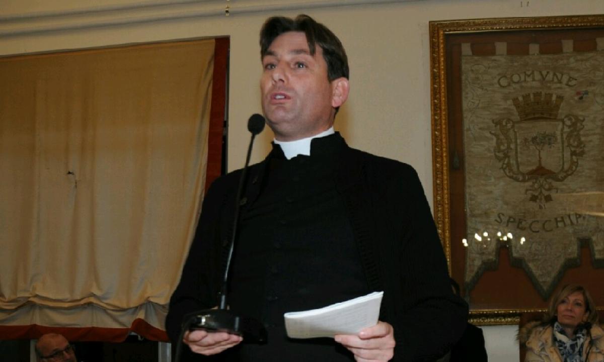 Tor Bella Monaca, tentano di investire il prete antimafia: la scorta spara e ferisce l'attentatore