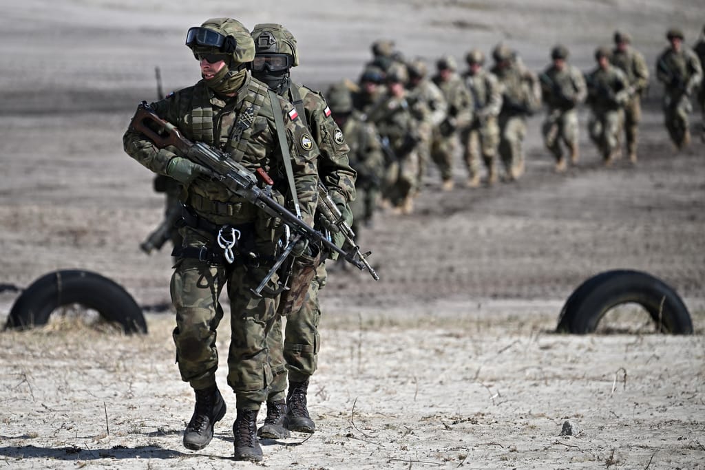 La Polonia manda una task force al confine con la Bielorussia