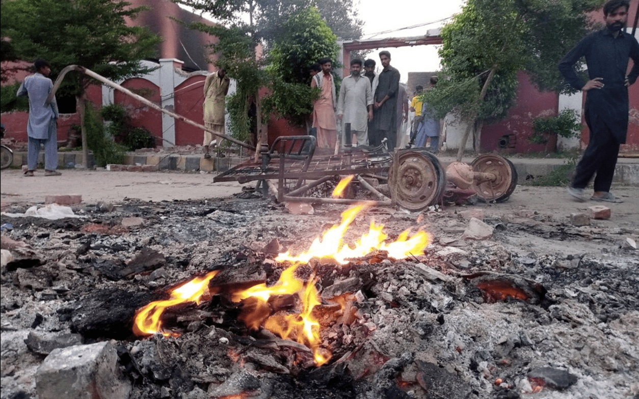 In Pakistan 21 chiese date alle fiamme dopo le accuse di blasfemia contro due cristiani