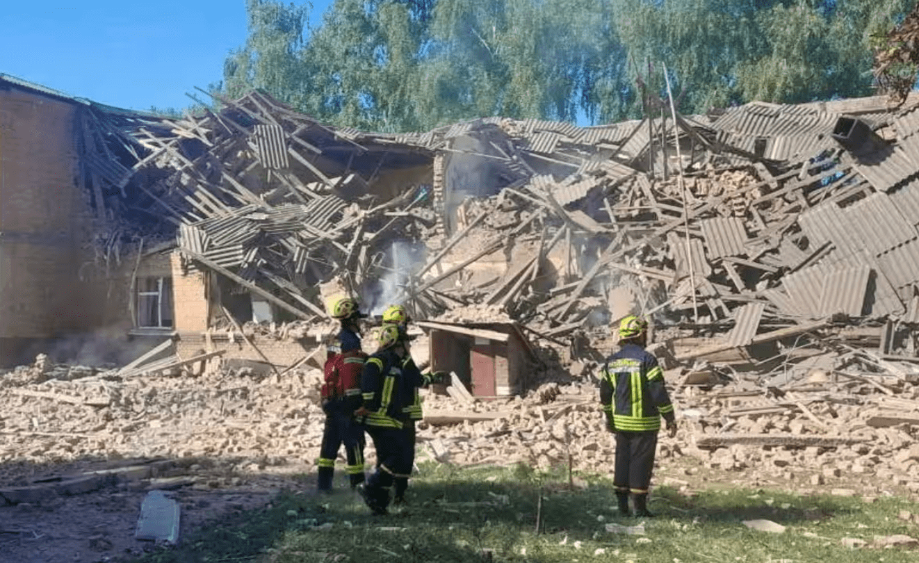 La Russia bombarda una scuola nella regione di Sumi: uccisi quattro dipendenti