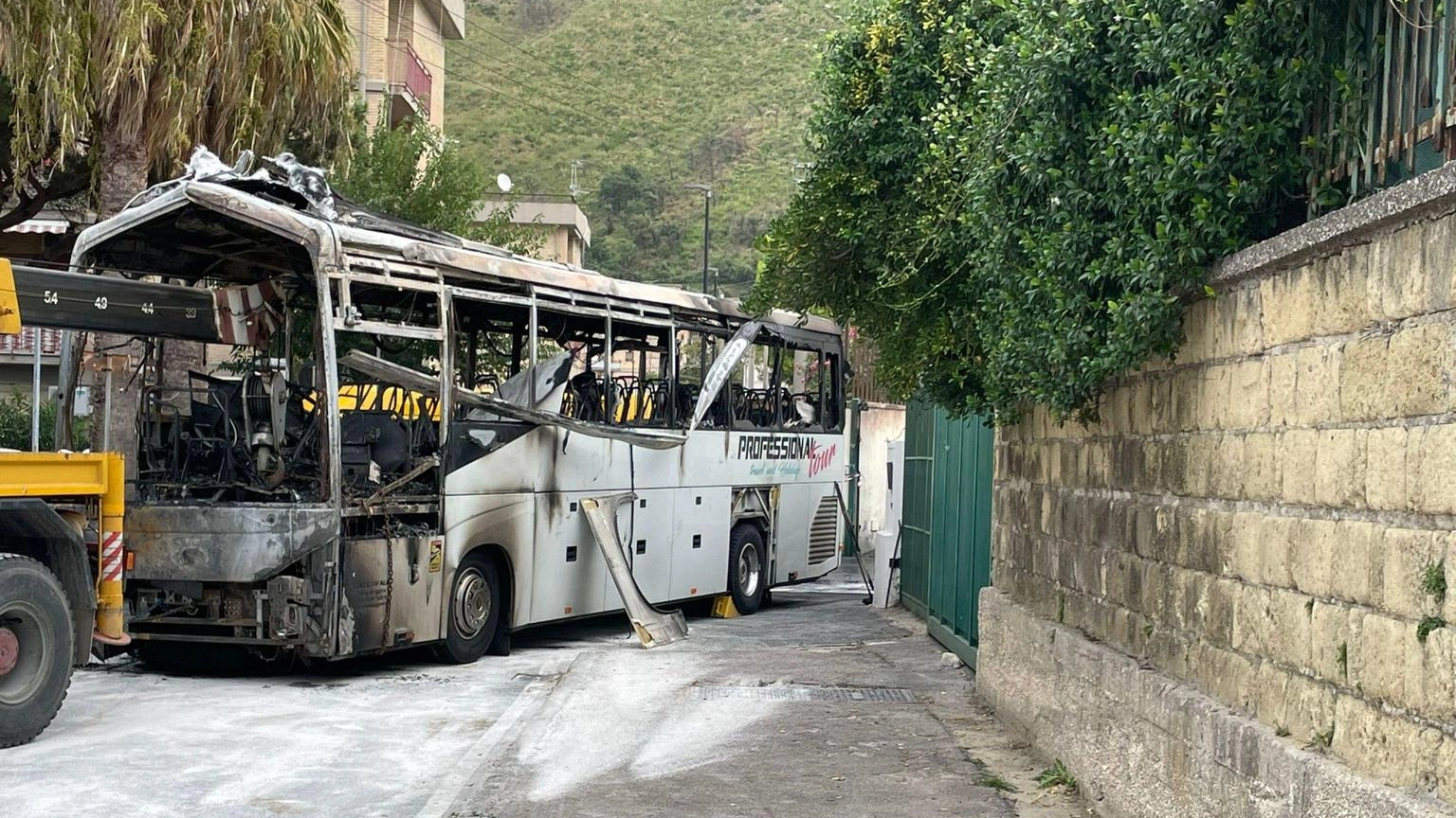 Lancia un bus contro il Municipio e poi lo incendia: "Atto violento contro tutta la città"