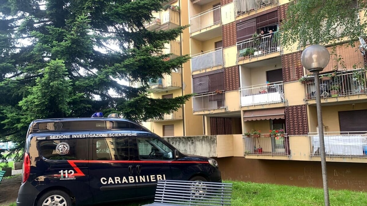 Uccide la madre e poi si getta dal balcone: è stato il 53enne ad avvertire la polizia prima di togliersi la vita