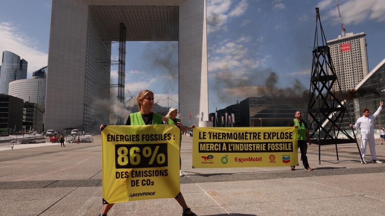 Greenpeace accusa le compagnie petrolifere e del gas: "Non fate nulla per la transizione ecologica"