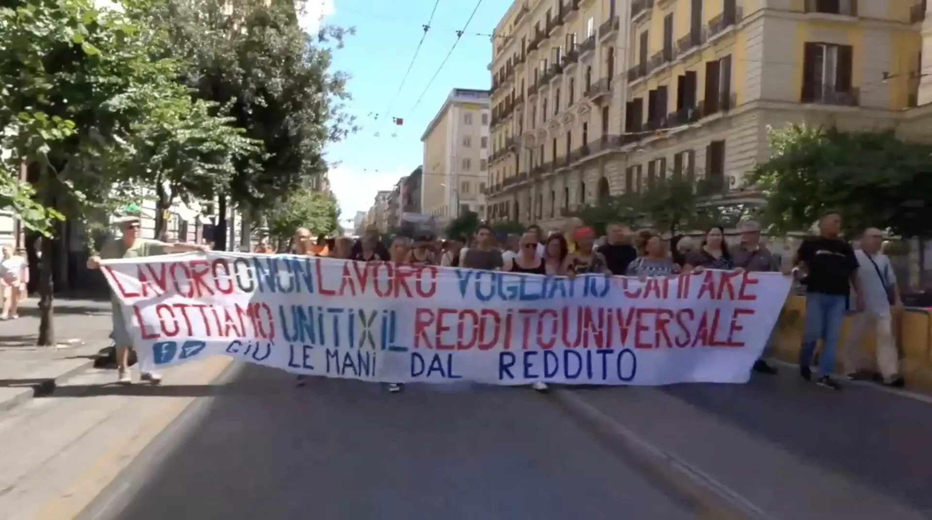 Reddito di cittadinanza, protesta sotto la sede di Fratelli d'Italia contro Giorgia Meloni: "Giù le mani"