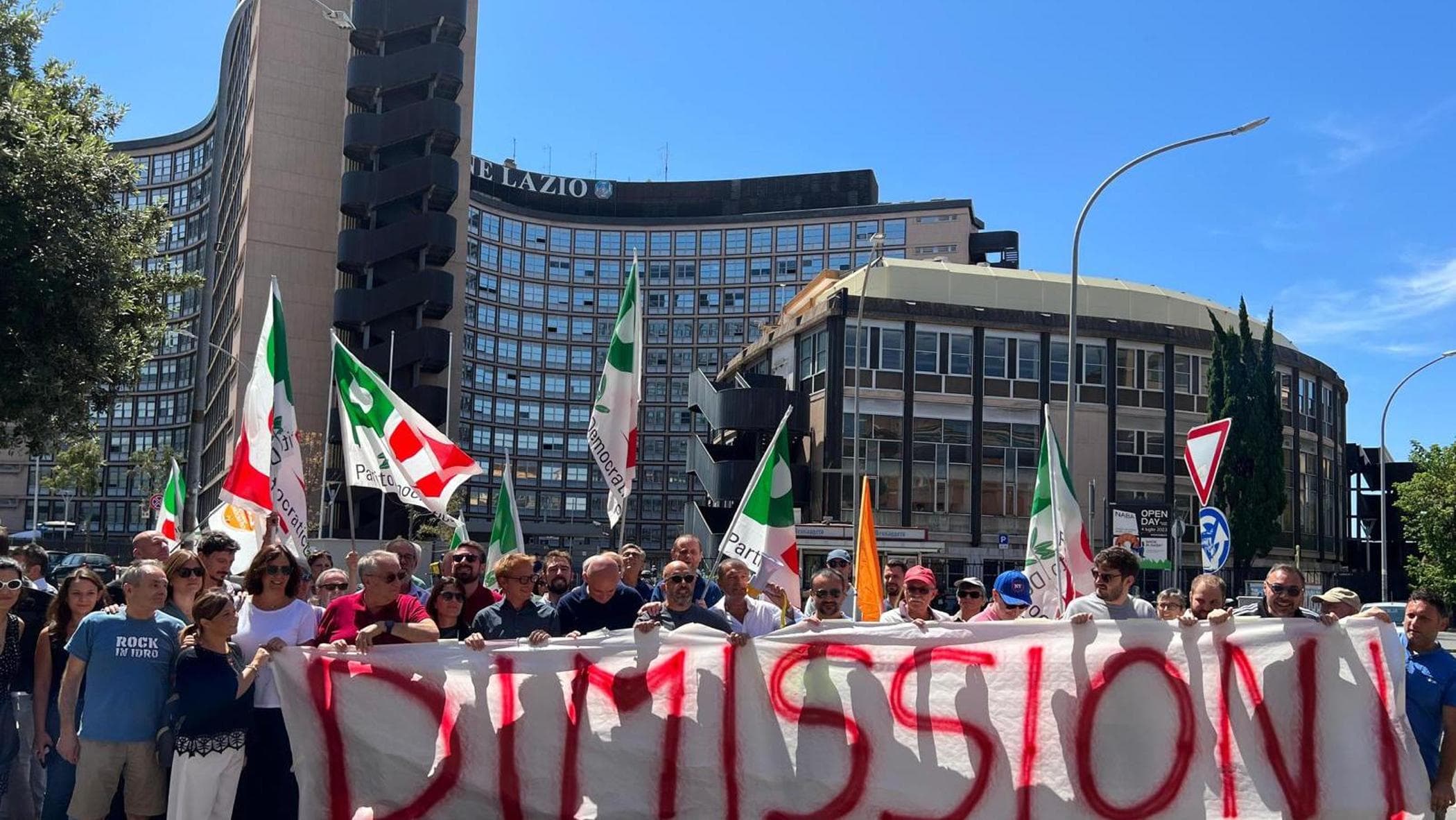 Sit-in del Pd sotto la Regione Lazio: "De Angelis deve dimettersi, basta col revisionismo"