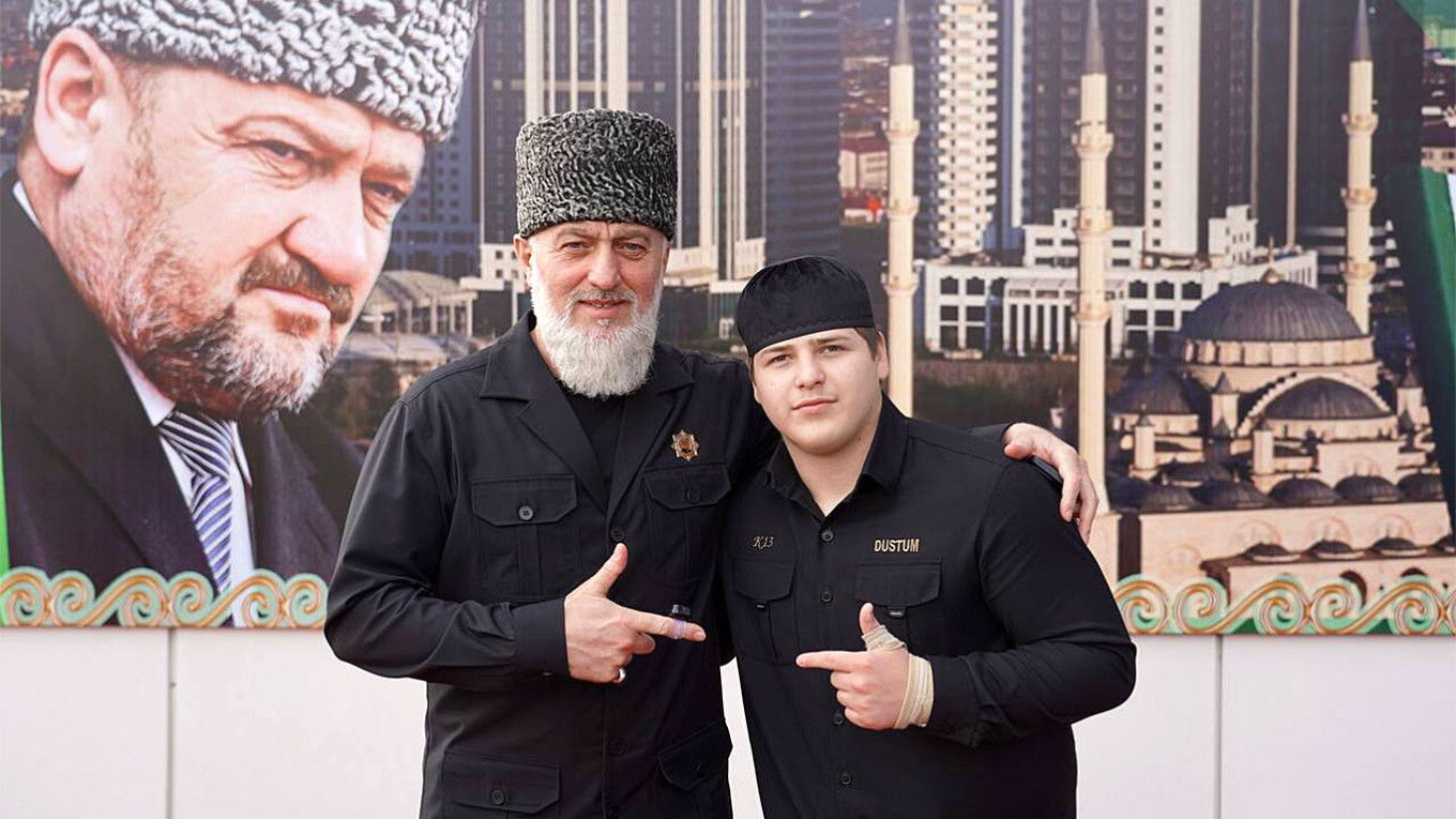 I ceceni elogiano il figlio di Kadyrov per aver picchiato un giovane accusato di aver bruciato il Corano