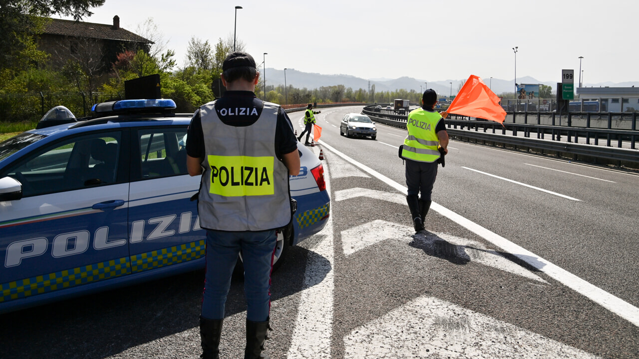 Contromano in autostrada, provoca un incidente e ruba un'auto per scappare