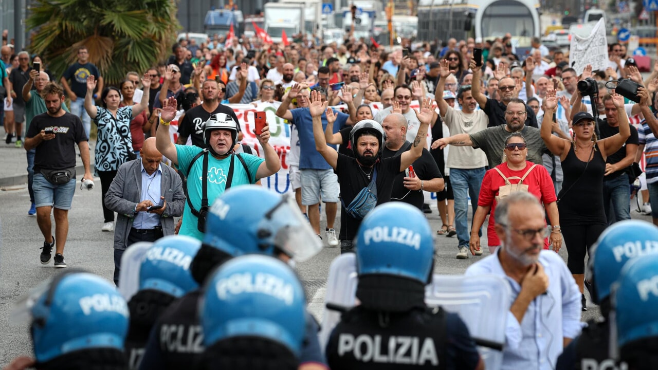 Reddito di cittadinanza, a Napoli blocchi stradali e tensione con la polizia: la situazione