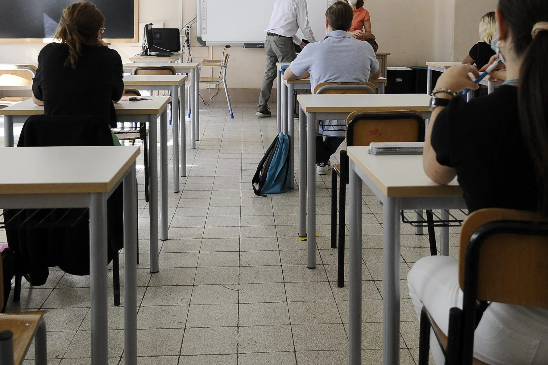 Un 15enne estrae un coltello a scuola: fermato dalla polizia dopo che aveva picchiato due professori