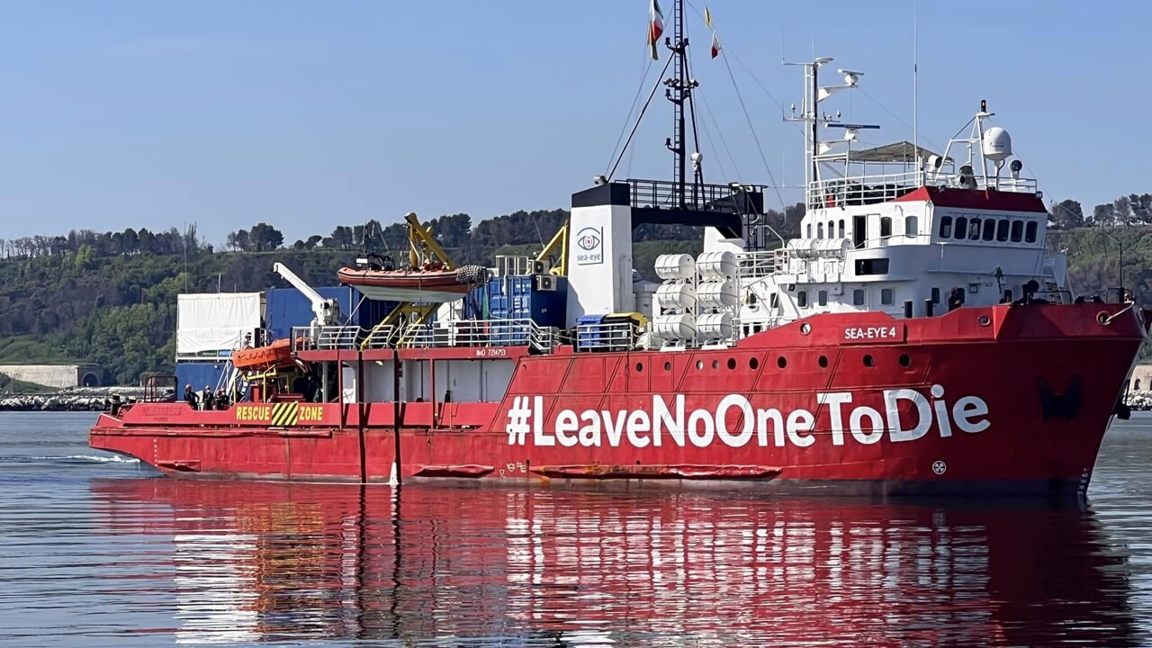 Fermo amministrativo e multa per la nave Sea Eye 4: "Avete fatto troppi salvataggi"