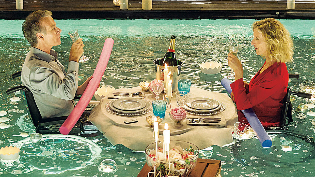 "Tutti in piedi", alle 23.30 su Rai 1: ecco la trama del film del 2018