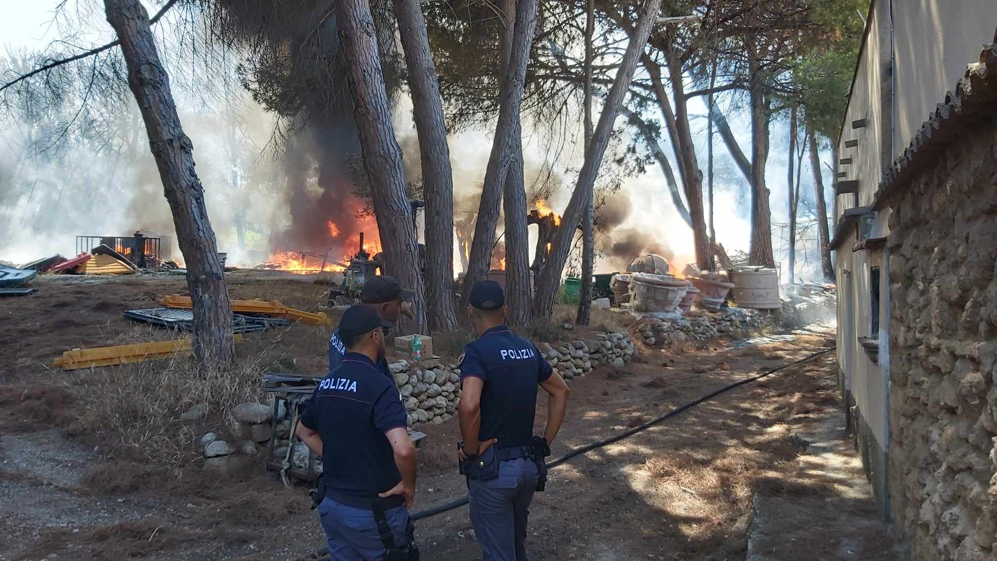 Villaggio Peruzzo in fiamme, paura ad Agrigento: fumo visibile a chilometri di distanza
