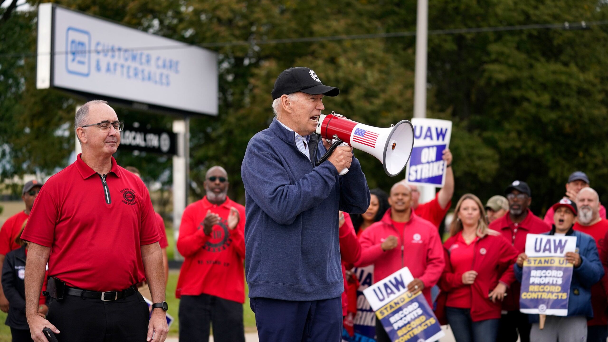 Biden con gli operai in sciopero: "Avete salvato l'industria delle auto, ora meritate aumenti"
