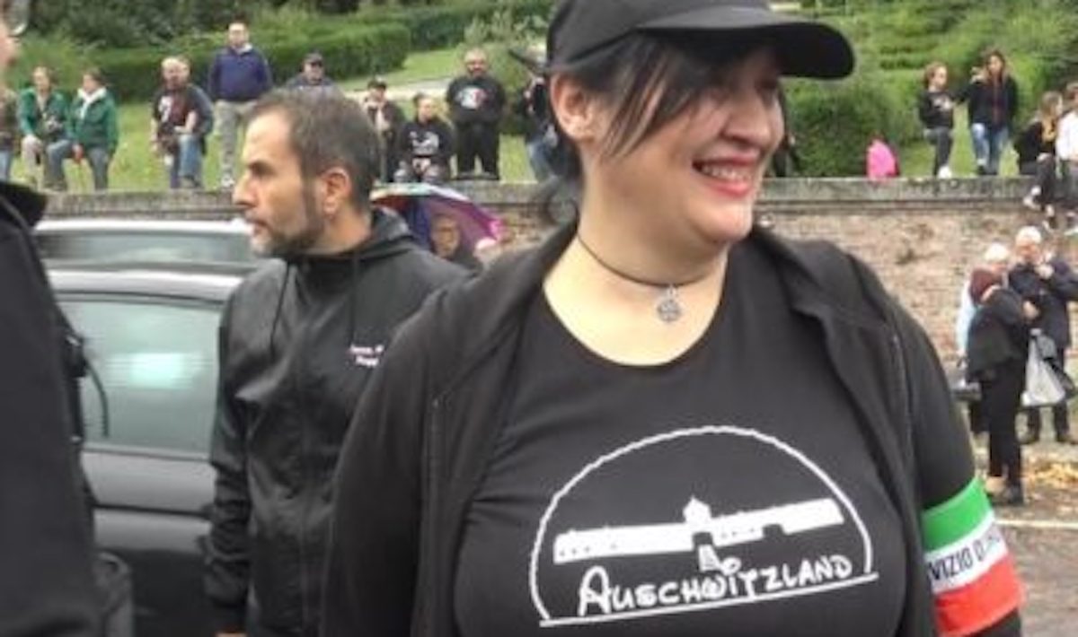 Fascista con la maglietta 'Auschwitzland': la Cassazione annulla l'assoluzione