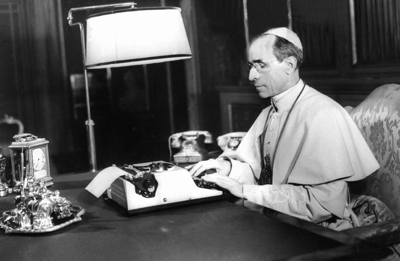 Papa Pio XII sapeva dei campi di sterminio degli ebrei: una lettera dagli Archivi Vaticani