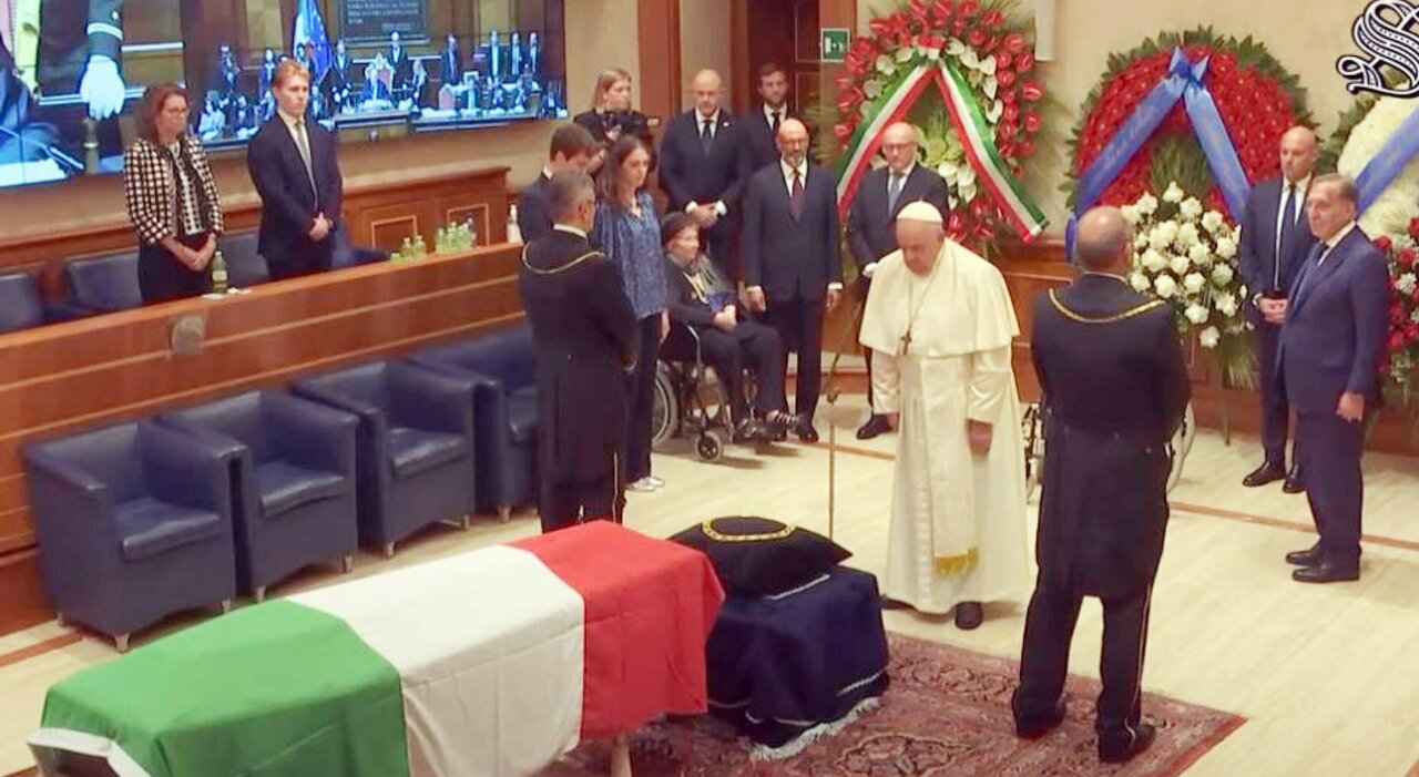 Papa Francesco rende omaggio a Giorgio Napolitano e si presenta al Senato a sorpresa
