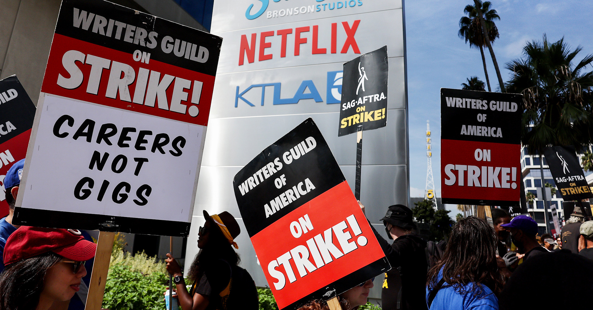 Lo sciopero degli sceneggiatori hollywoodiani è finito dopo 5 mesi