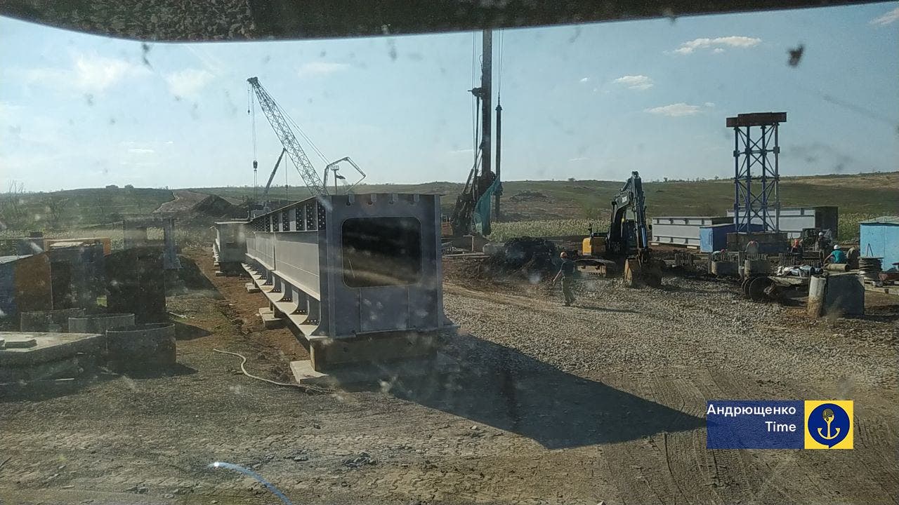 Mosca costruisce una ferrovia che collega le città ucraine occupate alla Russia
