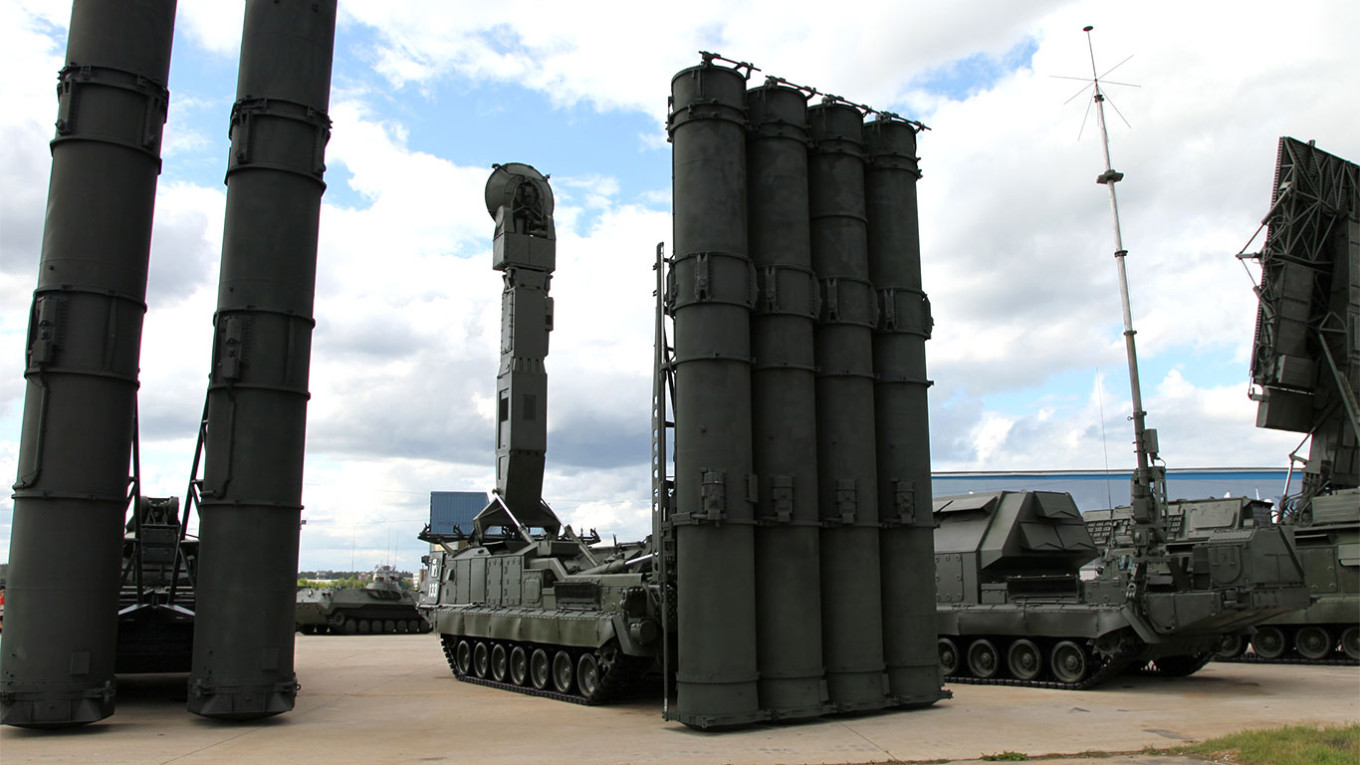A S-300V missile system. La Russia ha spostato due sistemi missilistici terra-aria S-300 da una delle isole contese con il Giappone