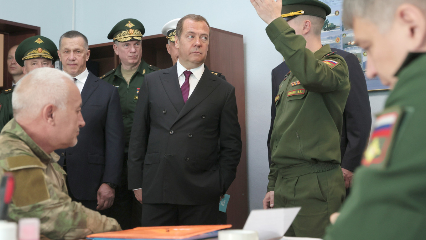 Medvedev ha detto che Mosca ha reclutato 280 mila persone nell'esercito da inizio anno
