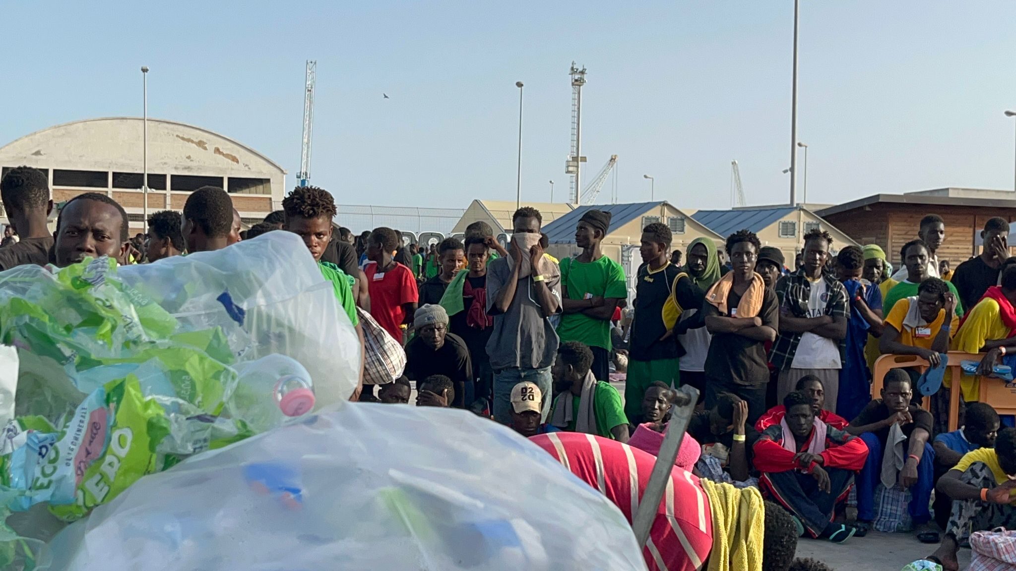 Governo di incapaci, a Porto Empedocle i migranti stipati fuggono dal molo ed è caos