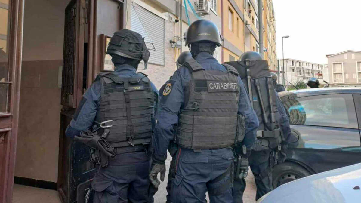 Blitz interforze a Caivano: 400 gli agenti coinvolti. I fedeli in preghiera contro la violenza