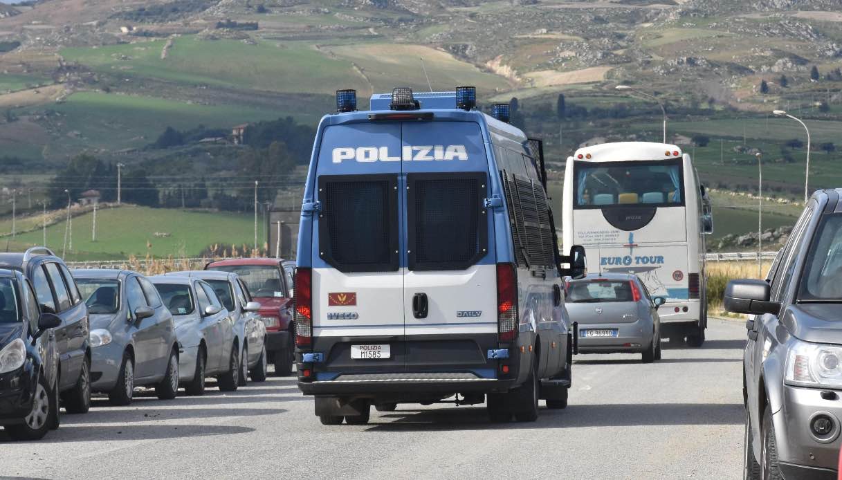 Migranti, bus si rovescia sull'A1: morti i due autisti, ferite 25 persone sbarcate a Lampedusa