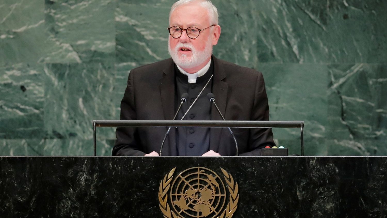 Monsignor Gallagher: "Con le guerre il mondo rischia di sprofondare"