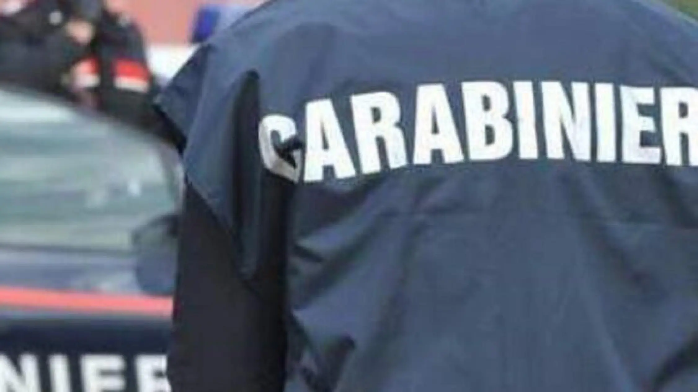 Una madre inseguiva i figli di 6 e 9 anni con delle forbici in mano: arrestata, aveva già picchiato i due bambini