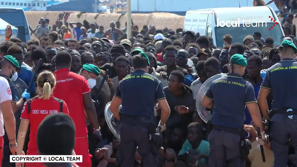 Tensione a Lampedusa: in centinaia vogliono lasciare il molo, la Gdf tenta di riportare la calma