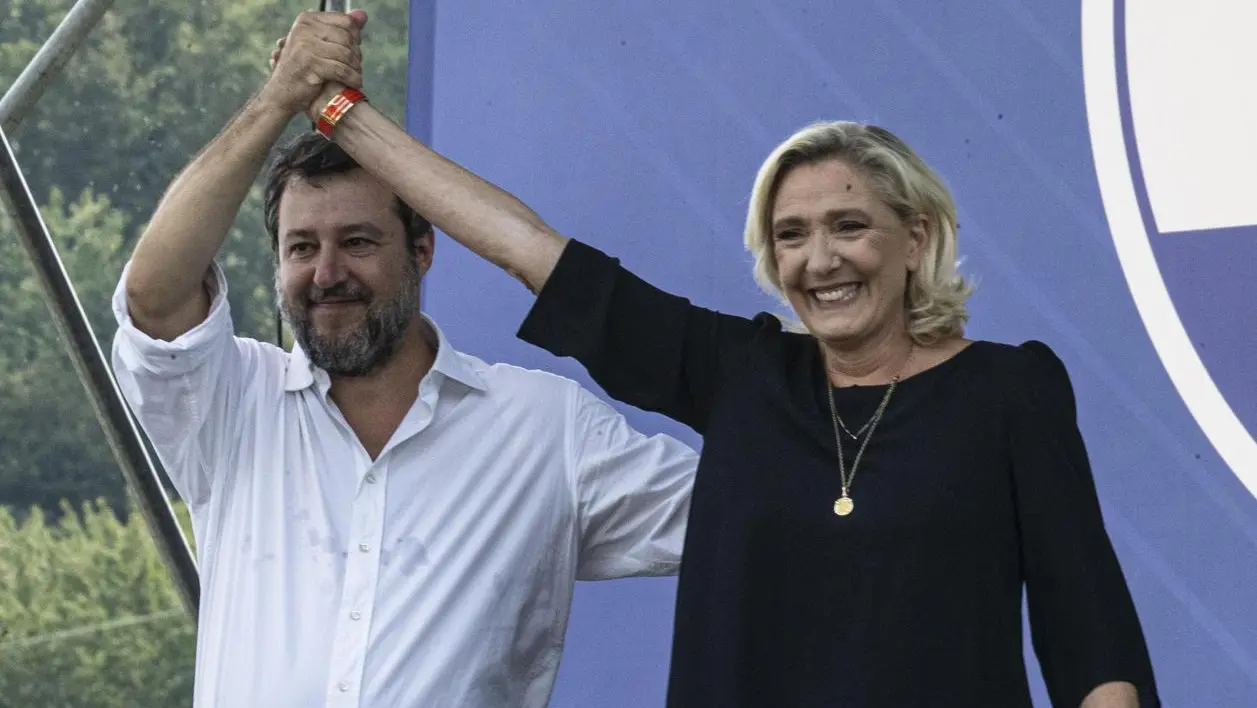 Marine Le Pen a Pontida e il giorno dopo i 'lepenisti' sparano su Meloni: "Incapace sui migranti"