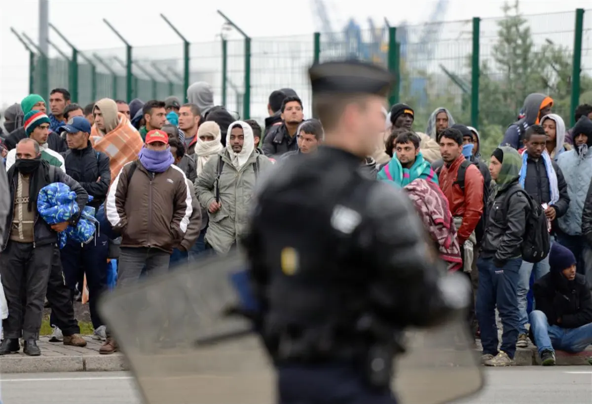 Migranti, la Francia inasprisce i controlli: "Raddoppiamo il personale militare e doganale"