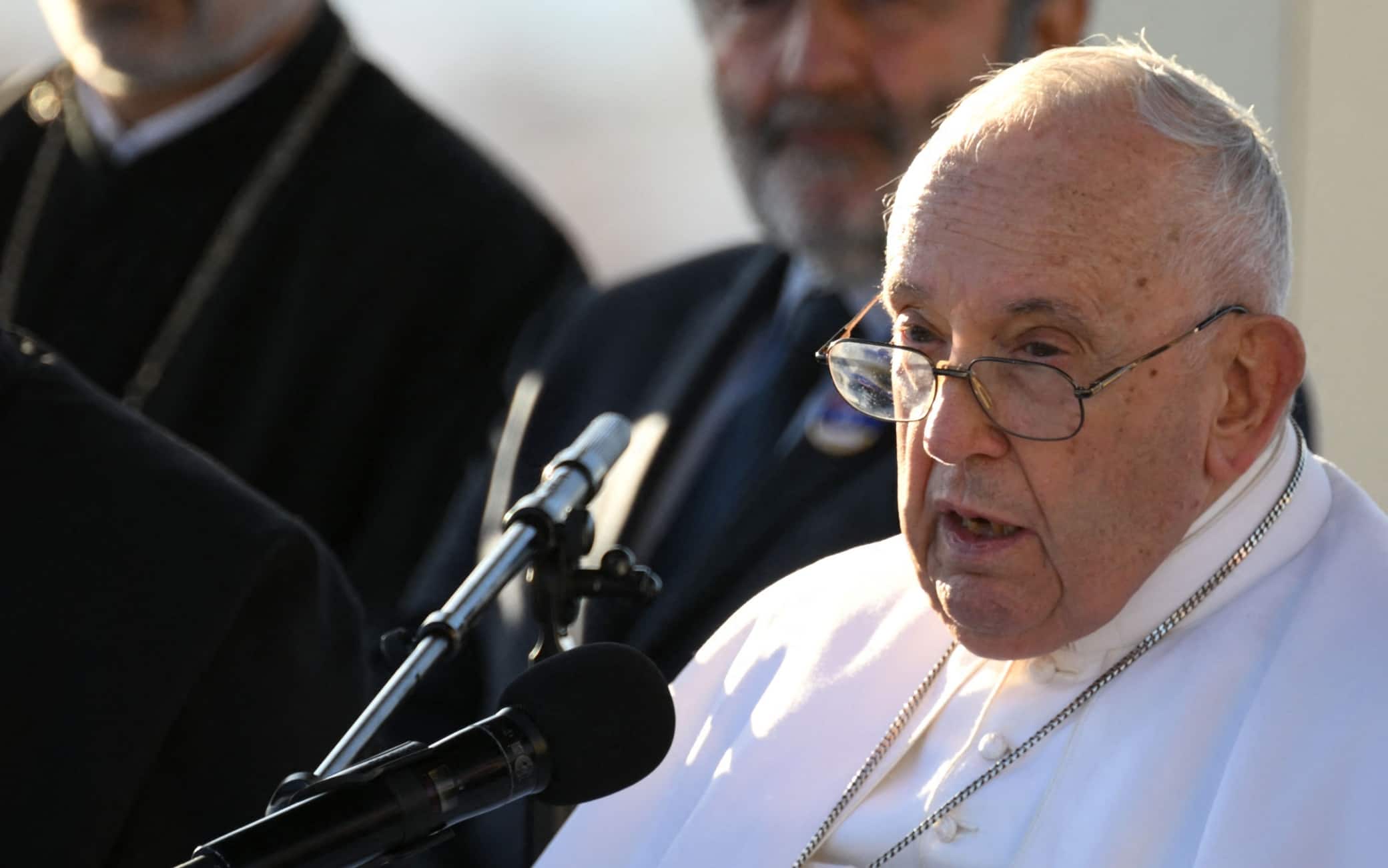 Papa Francesco su armi e guerra: "Non giochiamo con il martirio del popolo ucraino"