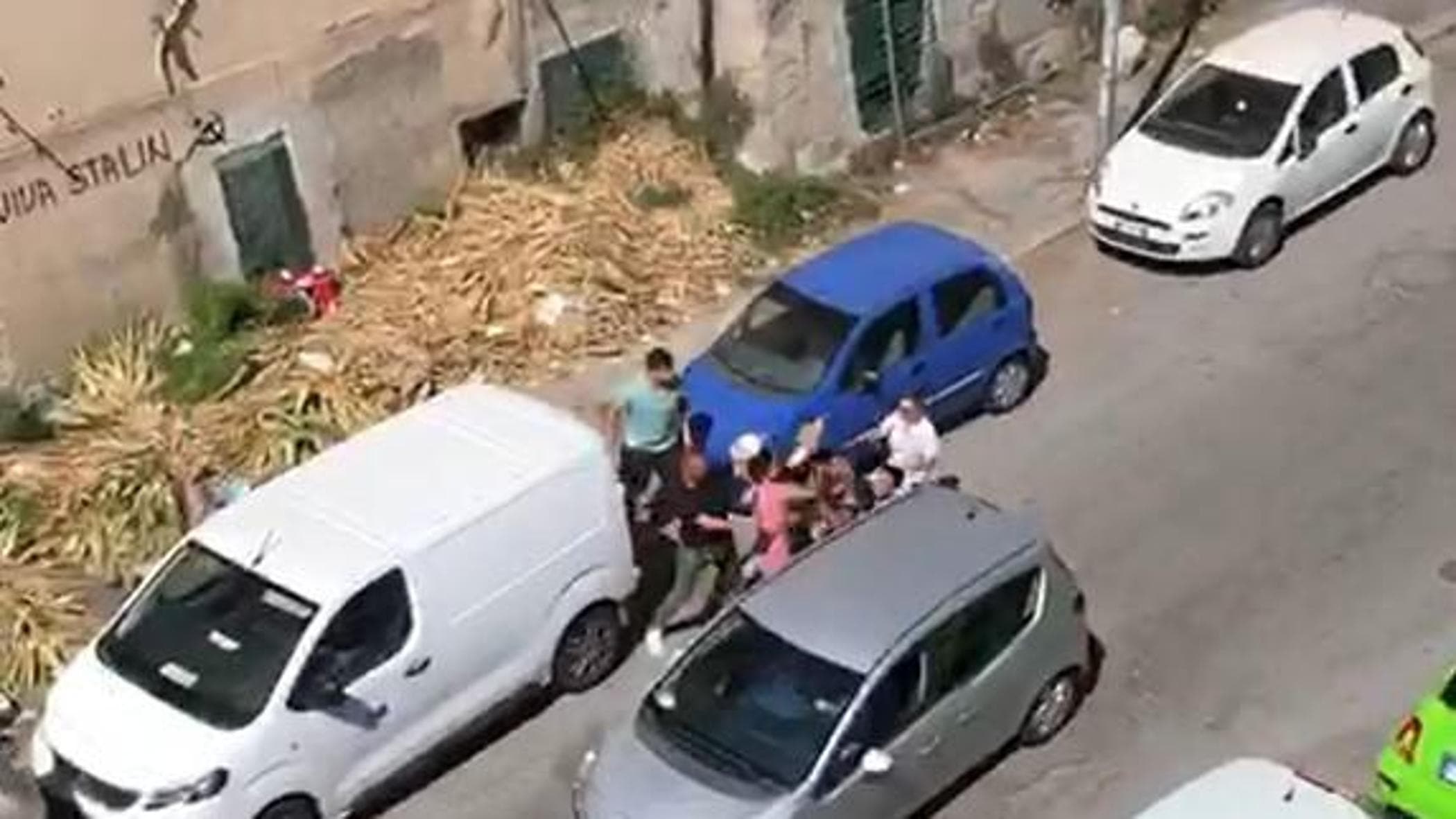 Quarticciolo, scippa un'anziana e viene picchiato dagli abitanti del quartiere: il video è virale