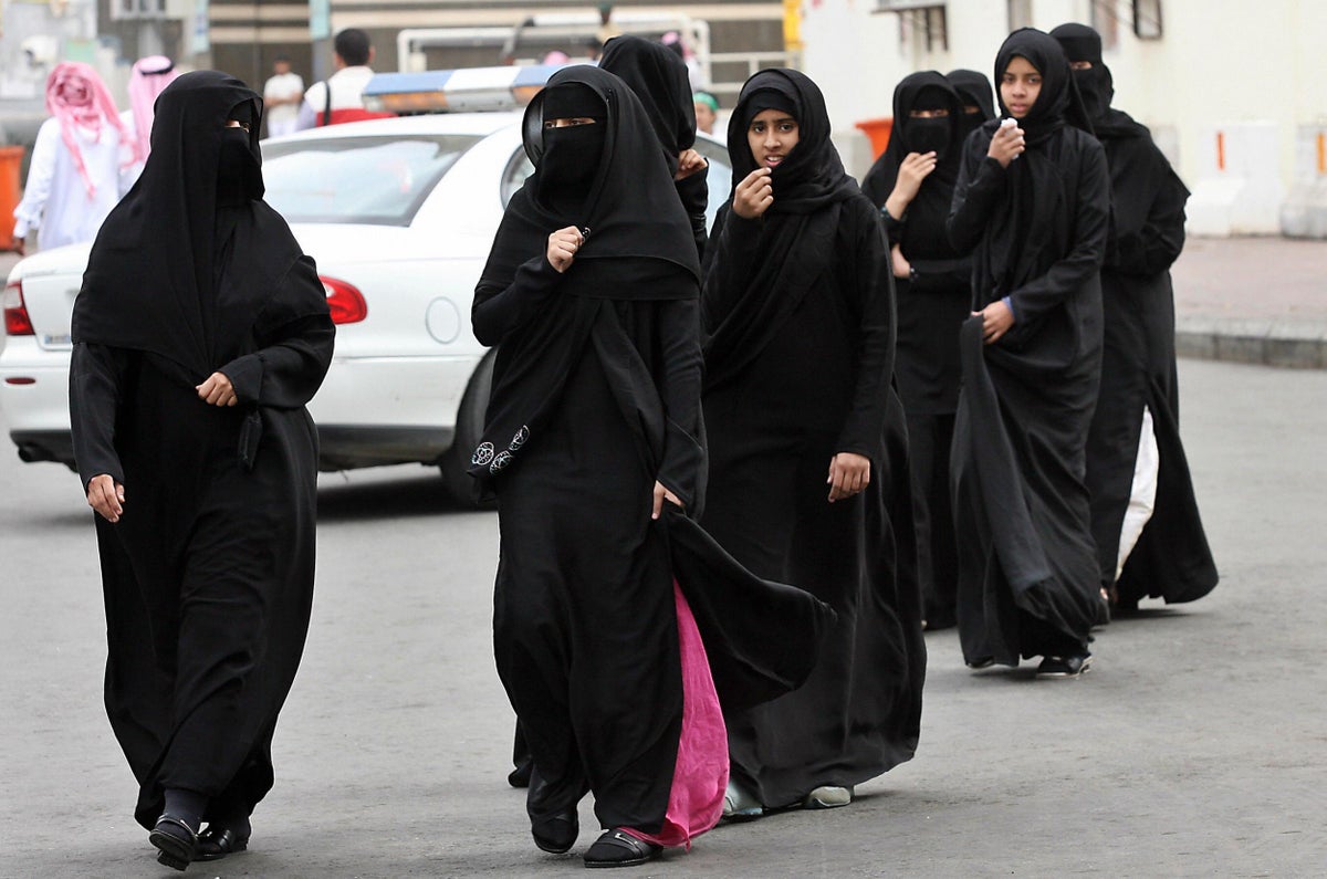 L'abaya è discriminazione delle donne attraverso l'annullamento del corpo: sinistra e femministe lo capiscano