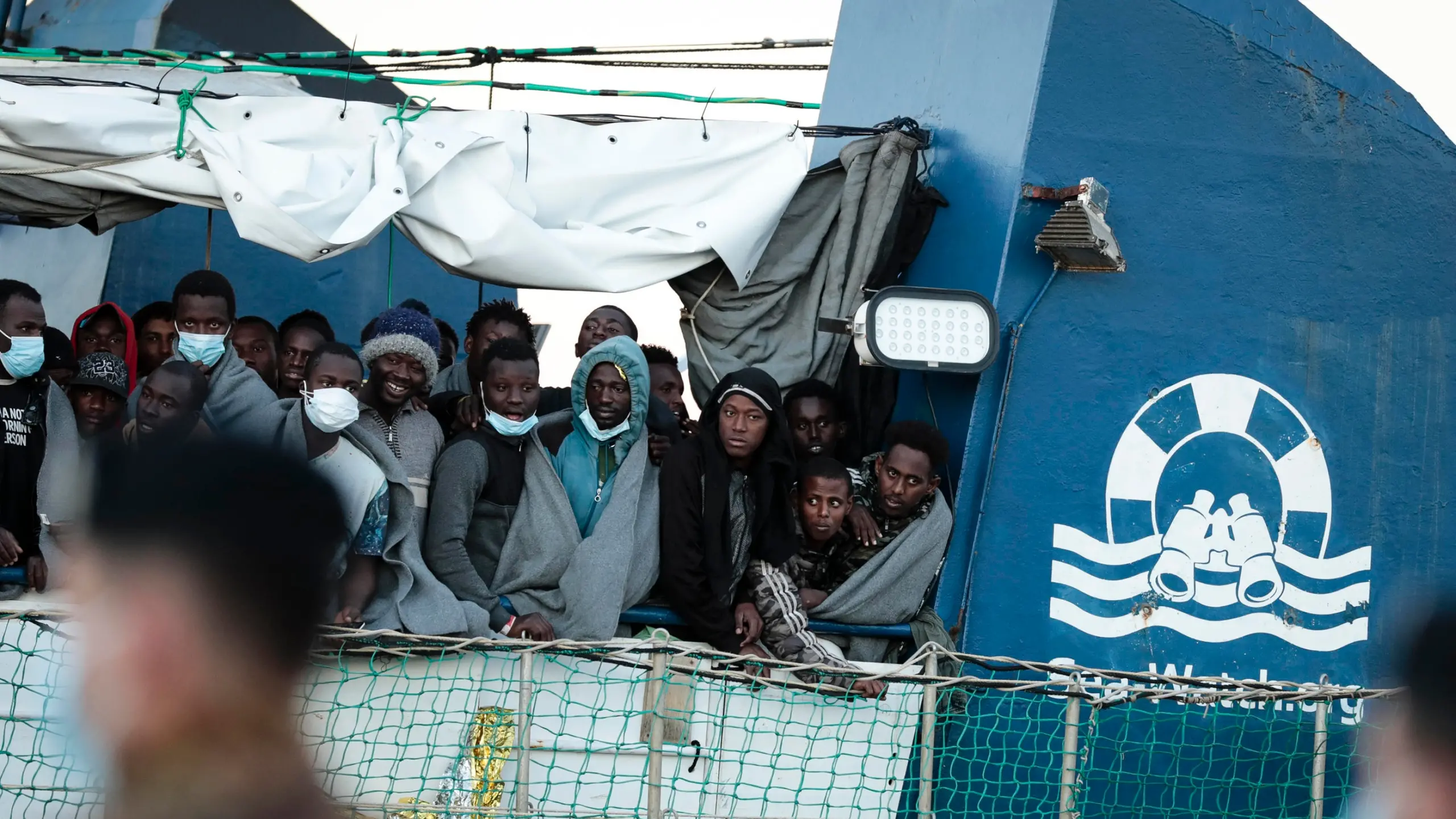 Separazione dei poteri questa sconosciuta: Fdi attacca il giudice che ha liberato i migranti