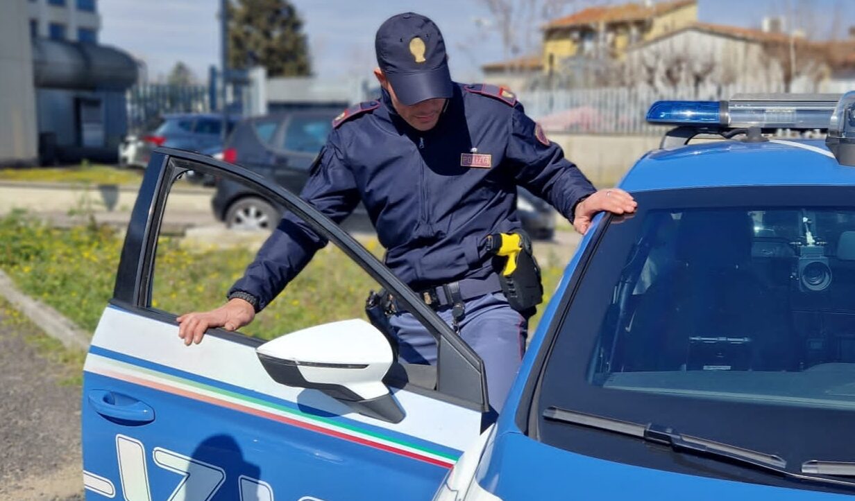 Sparano e lanciano oggetti agli automobilisti in autostrada: denunciati due giovani