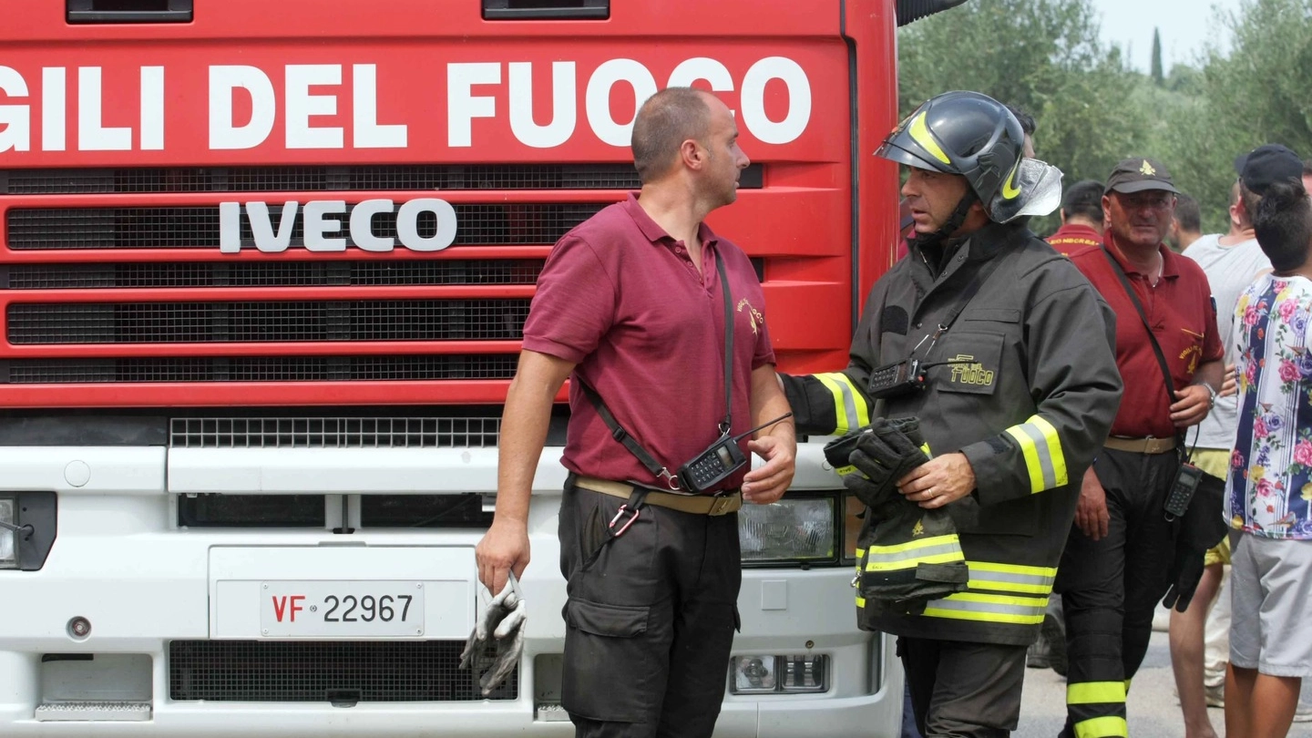 Incendio in casa, muore un disabile 57enne allettato nella propria camera: in salvo l'anziana madre