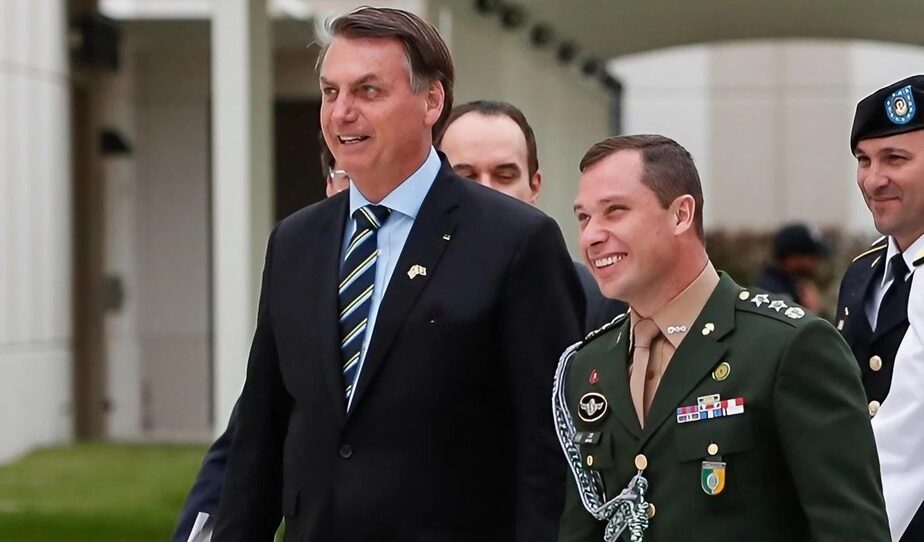 L'aiutante di Bolsonaro vuole patteggiare: golpismo, frode sui vaccini Covid e regali ufficiali rivenduti all'estero