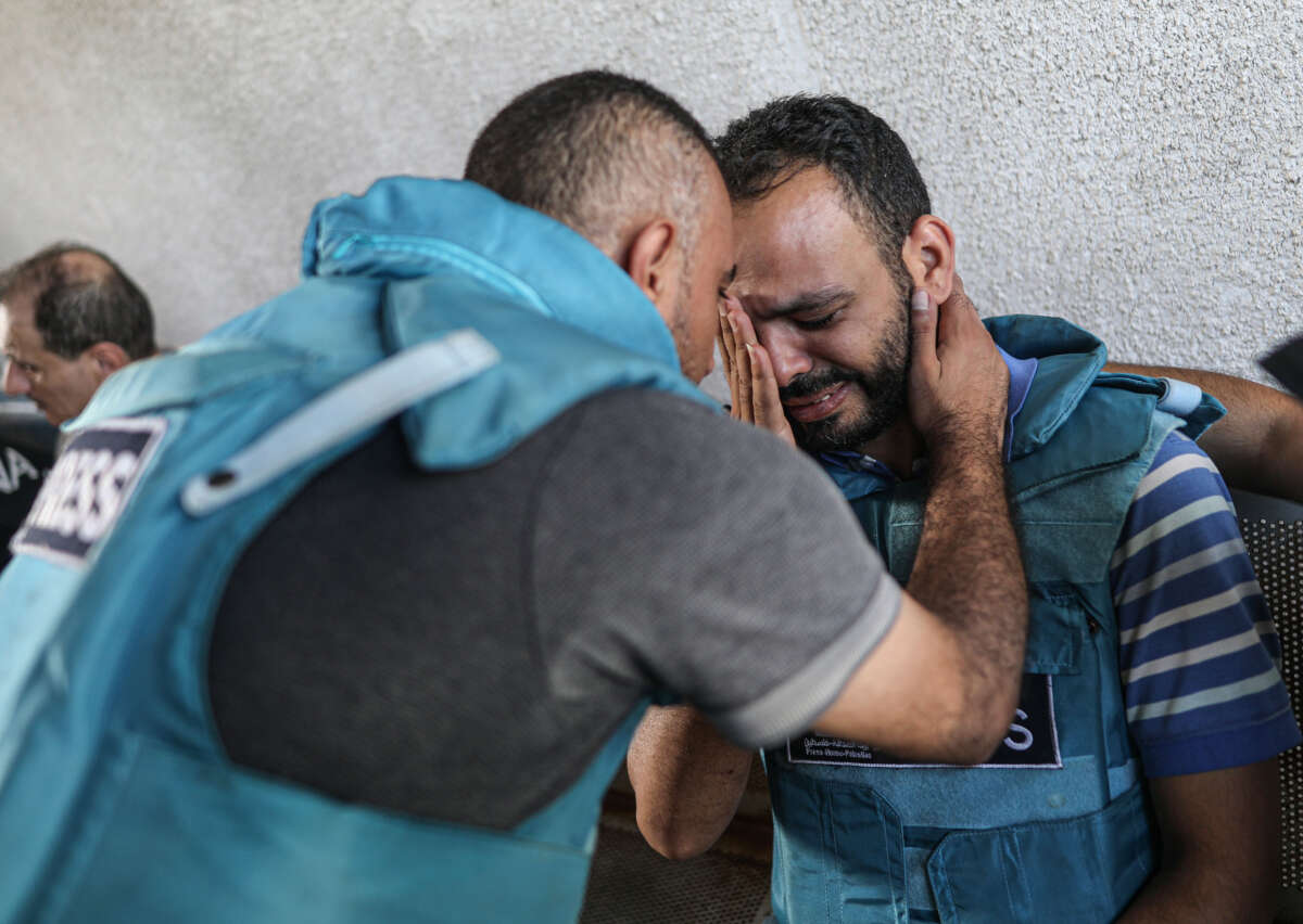 Un giornalista palestinese ucciso con la sua famiglia in un raid israeliano: salgono a 106 i reporter uccisi